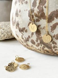 Medaillon met initialen, juweel verguld met fijn goud Envie de fraise x 'Un de ces Quatre' goud