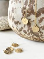 Medaillon met initialen, juweel verguld met fijn goud Envie de fraise x 'Un de ces Quatre' goud Medaillon met initialen, juweel verguld met fijn goud Envie de fraise x 'Un de ces Quatre' goud
