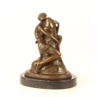 BRONZEN BEELD VAN EEN VROUW DIE EEN NAAKT FALLUS OMHELST