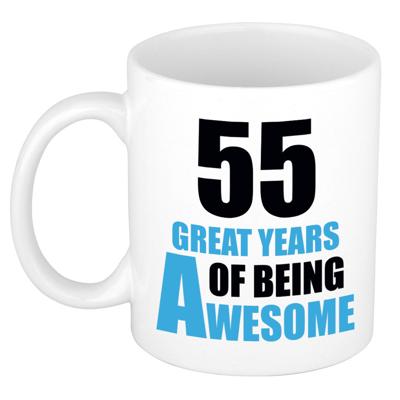 Verjaardag 55 jaar Koffiemok Cadeau - Great years of being awesome - wit/blauw