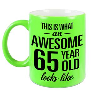 Neon groene Awesome 65 year cadeau mok / verjaardag beker 330 ml   -