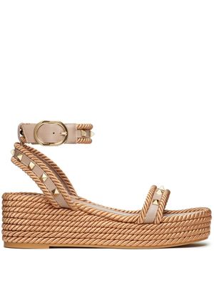 Valentino Garavani sandales Rockstud 45 mm à plateforme - Tons neutres