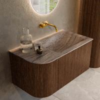 Badmeubel Mondiaz Kurve-Dlux | 85 cm | Meubelkleur Walnut | Wastafelkleur Oza | Solid surface | Wasbak rechter zijde spoelbak | Zonder kraangat(en) Badmeubel Mondiaz Kurve-Dlux | 85 cm | Meubelkleur Walnut | Wastafelkleur Oza | Solid surface | Wasbak rechter zijde spoelbak | Zonder kraangat(en)