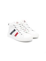 Moncler Enfant baskets lacées à patch logo - Blanc