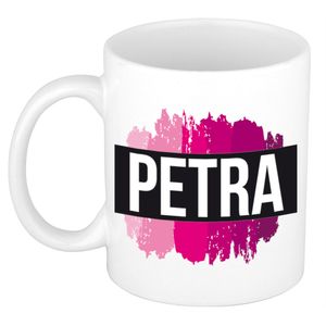 Naam cadeau mok / beker Petra met roze verfstrepen 300 ml