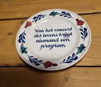 Boerenbont Tekstbord "Concert des levens krijgt niemand een program" rond 21cm aardewerk