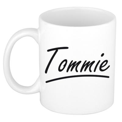 Tommie Naam koffiemok - beker - met sierlijke letters - wit - 300 ml - Cadeau - Heren Tommie Naam koffiemok - beker - met sierlijke letters - wit - 300 ml - Cadeau - Heren