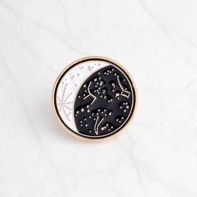 2 stuks cartoon sterrenbeeld maan fles broche wit zwart glazuur pins knop jas jas kraag PIN badge (maan)