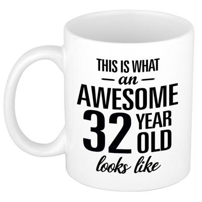 This is what an awesome 32 year old looks like - cadeau koffiemok - 300 ml - verjaardag 32 jaar