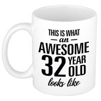 This is what an awesome 32 year old looks like - cadeau koffiemok - 300 ml - verjaardag 32 jaar