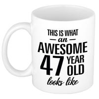 This is what an awesome 47 year old looks like - cadeau koffiemok - 300 ml - verjaardag 47 jaar