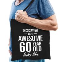 Awesome 60 year / geweldig 60 jaar cadeau tas zwart voor heren - thumbnail