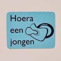 Etiket Hoera een jongen blauw/zwar 25x25