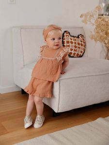 Geborduurde set baby: blouse + short + hoofdband van katoengaas karamel