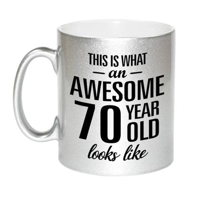 Awesome 70 year verjaardag cadeau - koffiemok - beker - zilver - 330 ml Awesome 70 year verjaardag cadeau - koffiemok - beker - zilver - 330 ml