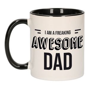 Vader cadeau mok / beker zwart I am a freaking awesome dad