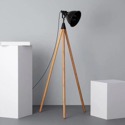 Vloerlamp driepoot &apos;Sam&apos; industrieel bamboe hout E27 fitting zwart 168cm
