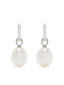 Kiki McDonough boucles d'oreilles Classics en or blanc 18ct ornées de diamants et de perles