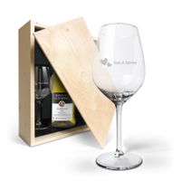 Wijnpakket met glas - Maison de la Surprise Chardonnay (Gegraveerde glazen) - thumbnail