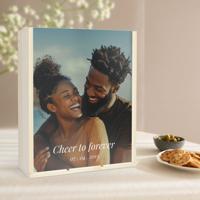 Bedrukte houten kist voor een fles en 2 witte wijnglazen