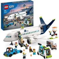 LEGO City 60367 Speelgoedvliegtuig met luchthavenbus, sleepboot, bagagewagen en 9 minifiguren