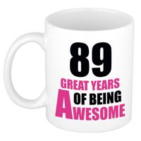 Verjaardag 89 jaar Koffiemok Cadeau - Great years of being awesome - wit/roze - voor dames