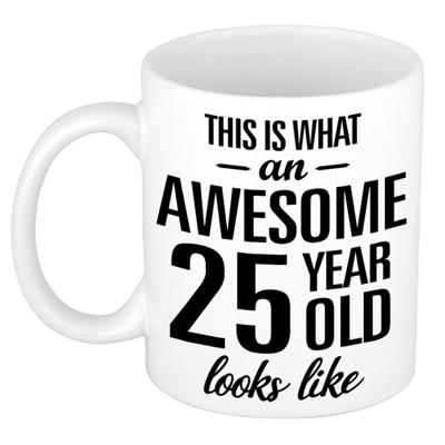 This is what an awesome 25 year old looks like - cadeau koffiemok - 300 ml - verjaardag 25 jaar This is what an awesome 25 year old looks like - cadeau koffiemok - 300 ml - verjaardag 25 jaar