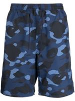 A BATHING APE® short de bain à motif camouflage - Bleu