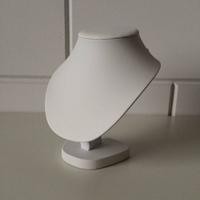 Collierhalsje wit kunstleer hoog 22cm