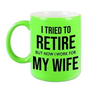 I tried to retire but now I work for my wife pensioen mok / beker neon groen afscheidscadeau 330 ml