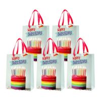 Set van 12x stuks papieren verjaardag giftbags/cadeau tasjes verjaardagstaart 17 x 23 x 9 cm