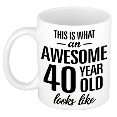 Awesome 40 year - verjaardag cadeau koffiemok - beker - wit - 330 ml - 40 jaar geworden