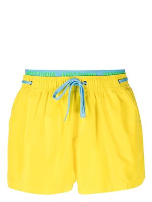 Moschino short de bain à logo embossé - Jaune
