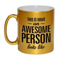 Awesome person / persoon gouden cadeau mok / beker 330 ml - thumbnail