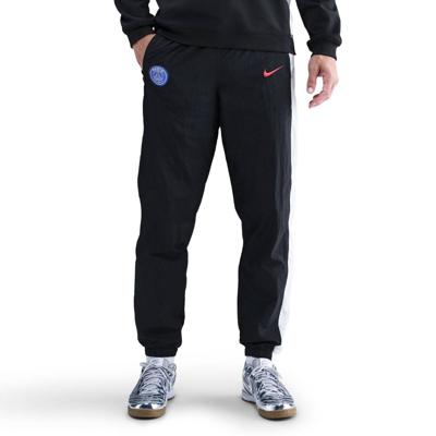 Nike Paris Saint-Germain Total 90 Trainingsbroek Woven 2025-2026 Zwart Wit Rood Nike Paris Saint-Germain Total 90 Trainingsbroek Woven 2025-2026 Zwart Wit Rood