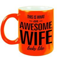 Awesome wife / echtgenote neon oranje cadeau mok / beker 330 ml - thumbnail