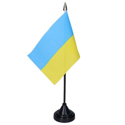 Vlag Oekraine tafelvlaggetjes - 1x stuks - 10 x 15 cm vlag - met zwarte standaard - versiering