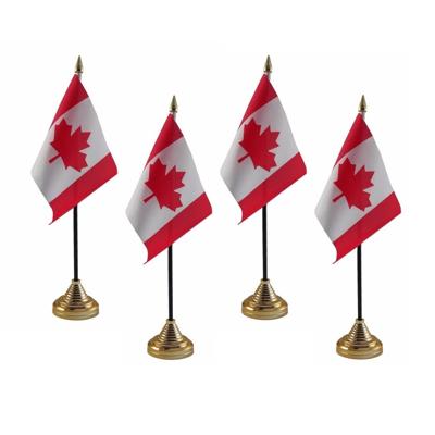 Canada tafelvlaggetjes - 4x stuks - 10 x 15 cm - met gouden standaard - H27 cm - versiering