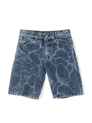 Versace Kids short en jean à imprimé abstrait - Bleu