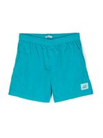 C.P. Company Kids short de bain à patch logo - Bleu