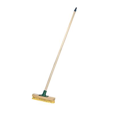 Schrobbezem met houten steel
