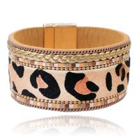 Goudkleurige brede dames armband met dierenprint - thumbnail