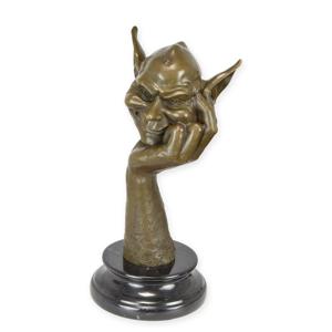 BRONZEN BEELD VAN EEN GOBLIN HOOFD RUSTEND OP DE HAND