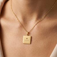 Ketting vierkante hanger met tekst - goud