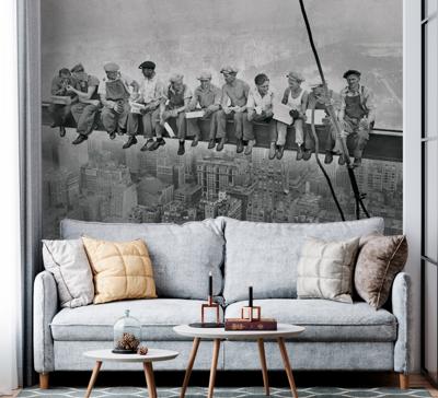 Foto behang vintage Mannen bovenop wolkenkrabber