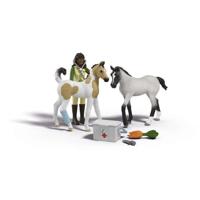 Sarah's Baby Animal Care-beeldje, Schleich 42777 Horse Club-serie