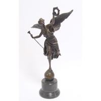 EEN BRONZEN BEELD VAN DE GEVLEUGELDE OVERWINNING EEN BRONZEN BEELD VAN DE GEVLEUGELDE OVERWINNING
