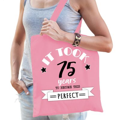 Cadeau tas voor dames - 75 en perfect - lichtroze - katoen - 42 x 38 cm - vijfenzeventig - shopper Cadeau tas voor dames - 75 en perfect - lichtroze - katoen - 42 x 38 cm - vijfenzeventig - shopper