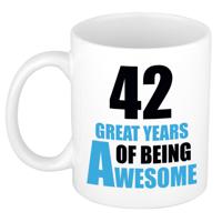 Verjaardag 42 jaar Koffiemok Cadeau - Great years of being awesome - wit/blauw