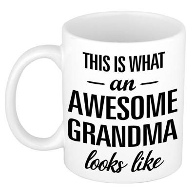 This is what an awesome grandma looks like - cadeau koffiemok - beker - 300 ml - oma - verjaardag This is what an awesome grandma looks like - cadeau koffiemok - beker - 300 ml - oma - verjaardag